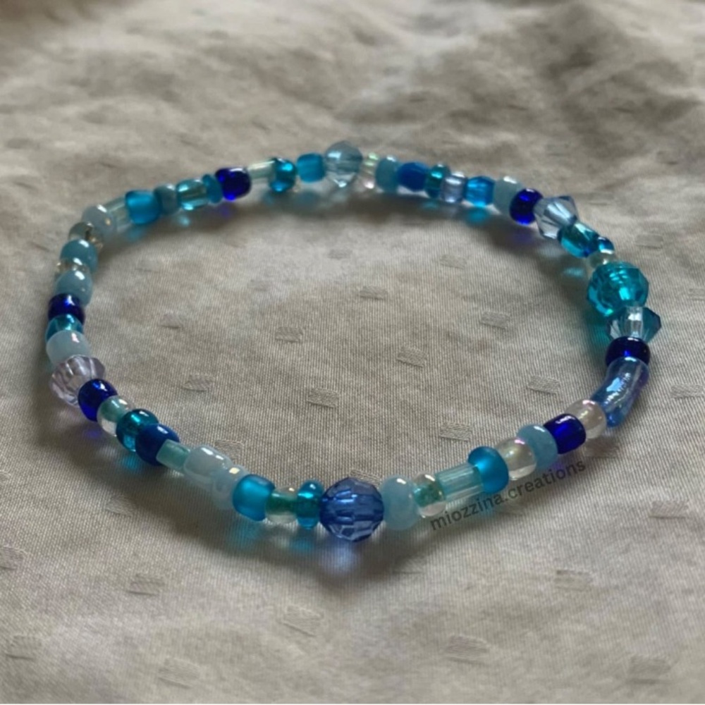 5/$20 (ENTIRE SHOP CLEARANCE) Blue handmade beaded bracelet 💙🦋🩵 S collection